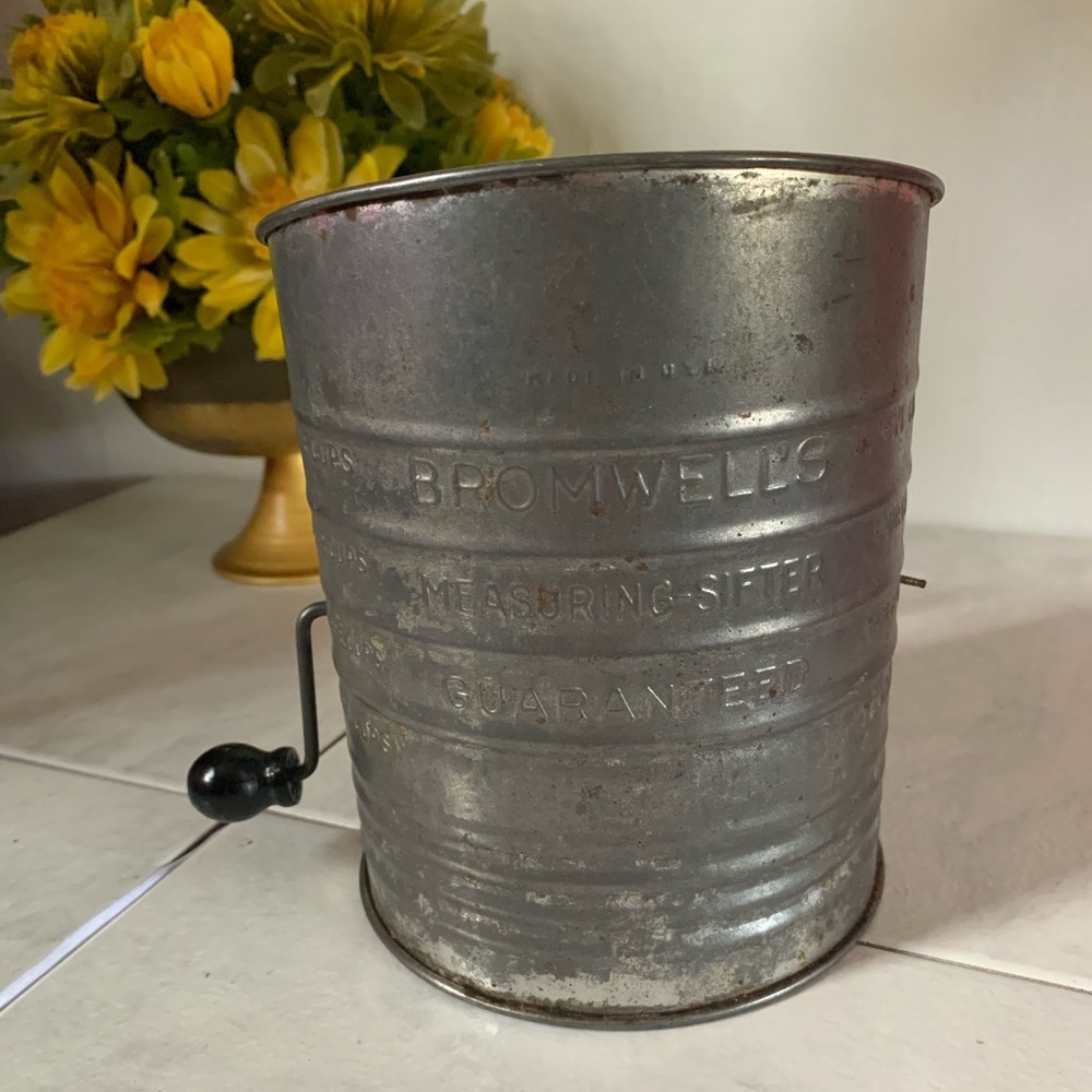 Vintage 40ish Bromwell’s  5 Cup Flour Sifter.